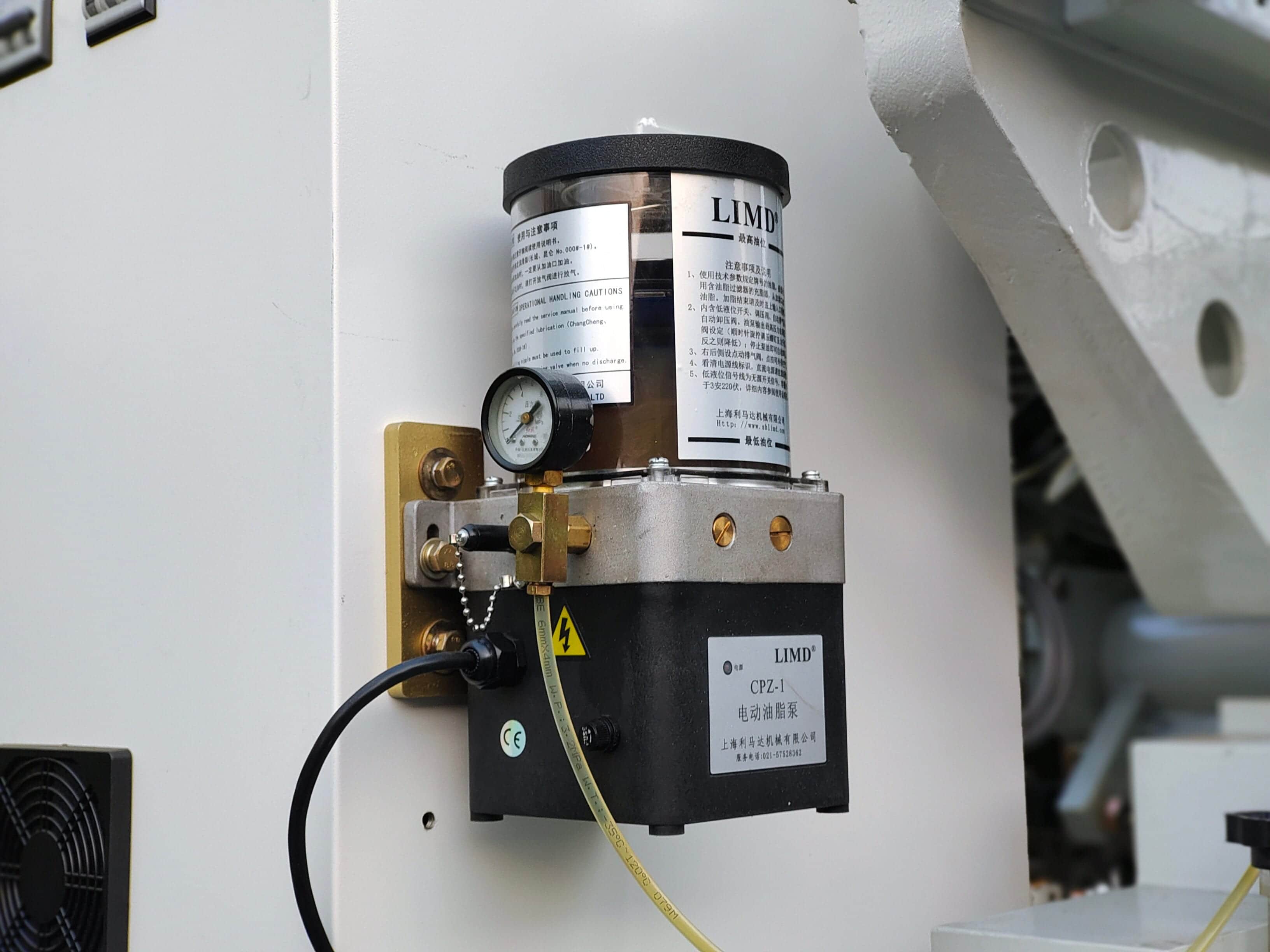 Computer-controlled central lubrication pump for MG9200 Max airjet loom