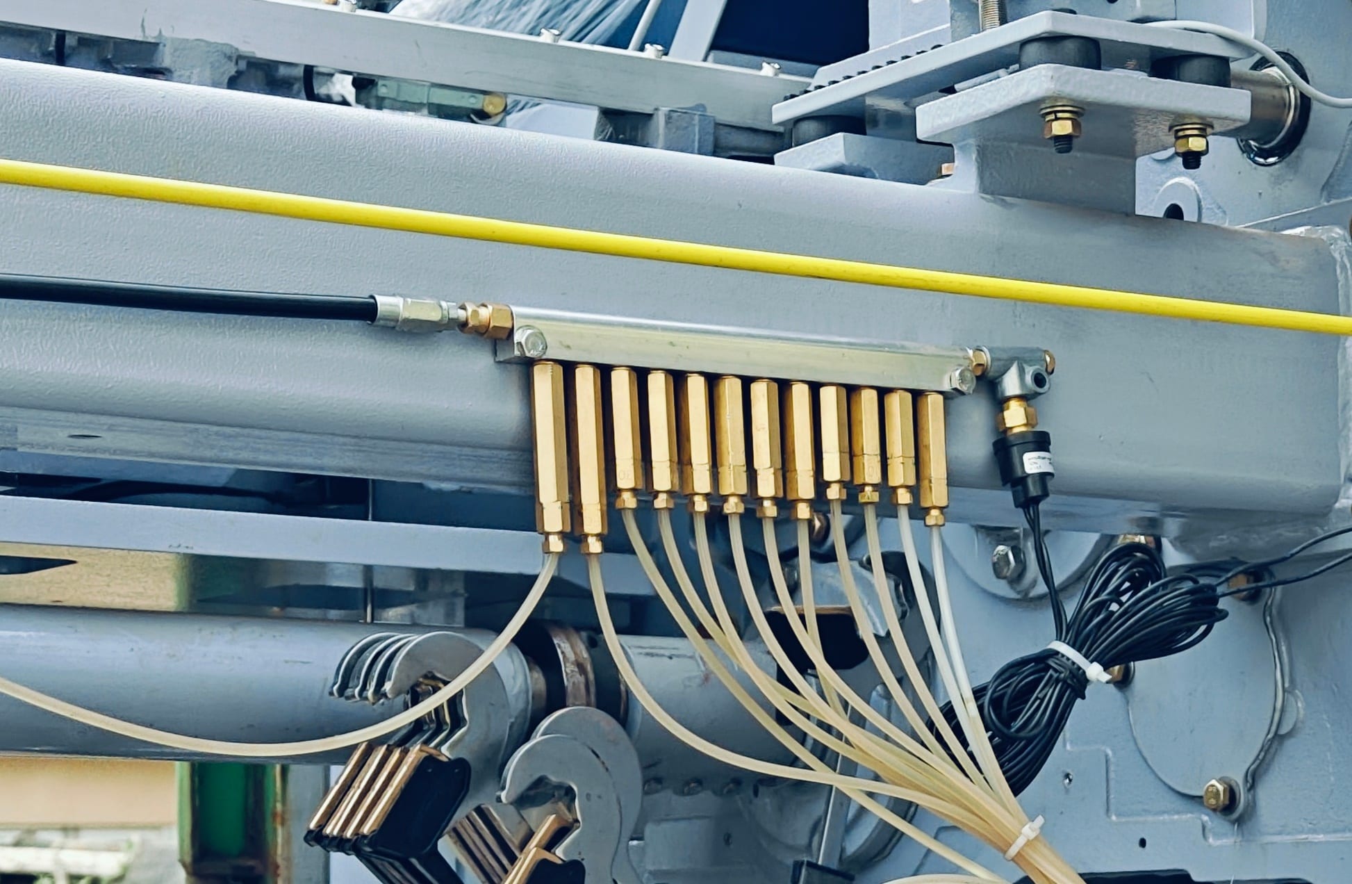 Lubrication oil distribution manifold and oil lines on MG9200 Max airjet loom