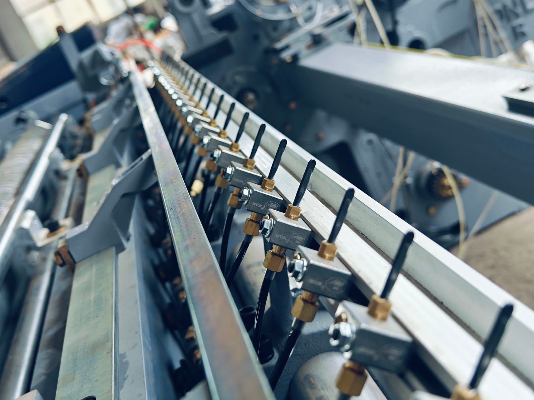DLC auxiliary nozzles on MG9200 Max airjet loom