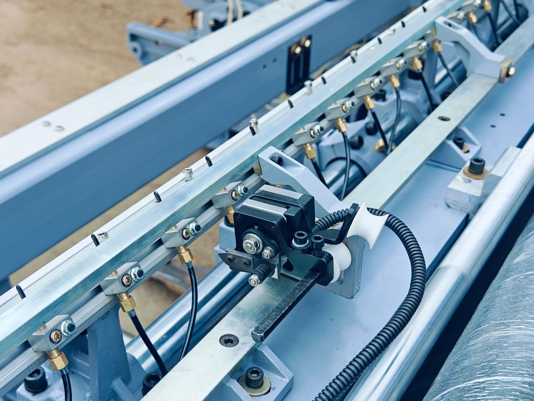 Electronic center scissors and selvedge scissors option for wide-width MG9200 Max airjet loom