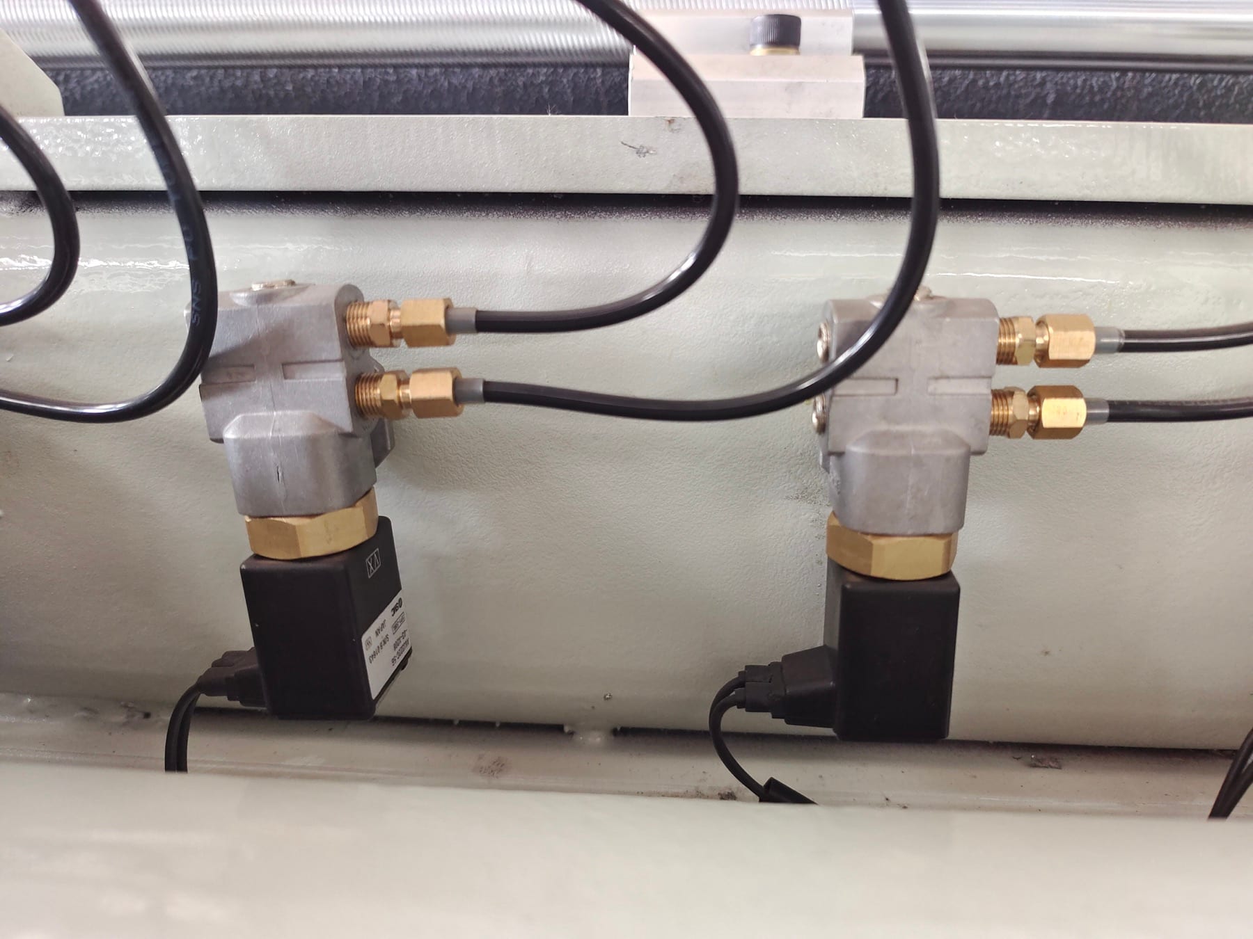 Genuine Japanese SMC solenoid valves controlling auxiliary nozzles on MG9200 Max airjet loom