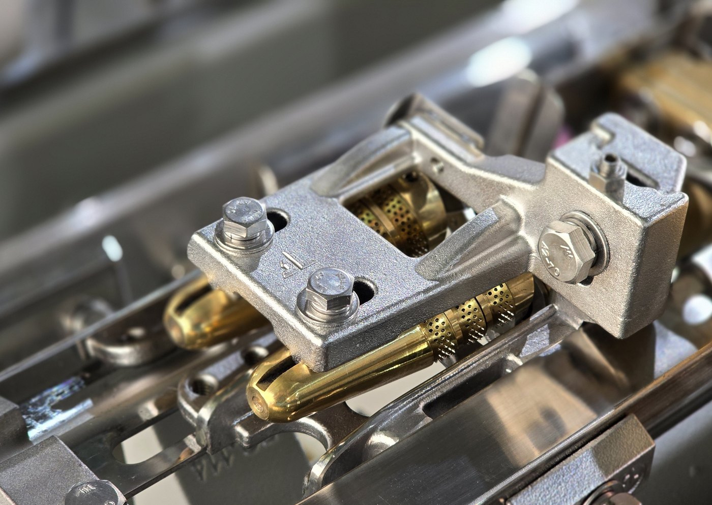 6-tooth temple support device on waterjet loom