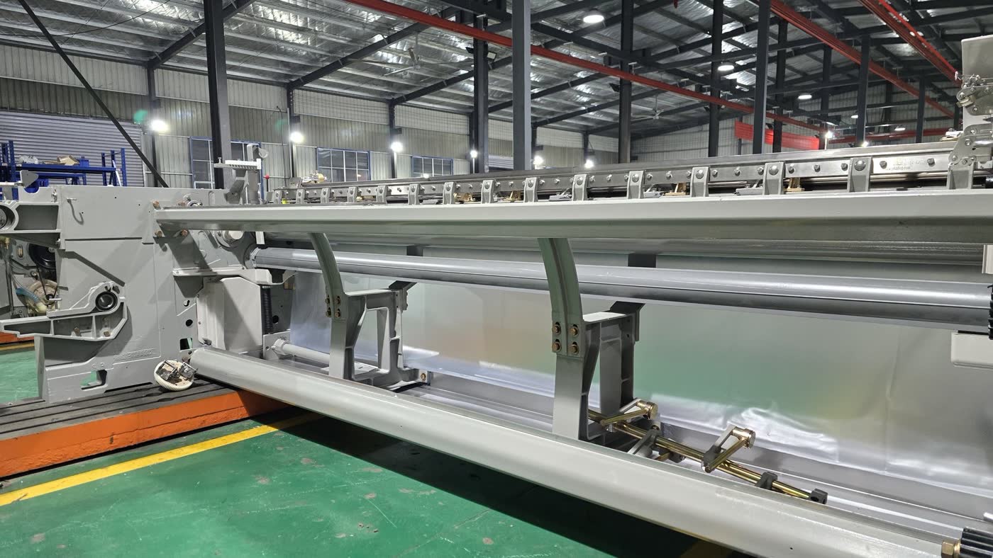 JTM-508 warp-beam mounting and rear let-off area